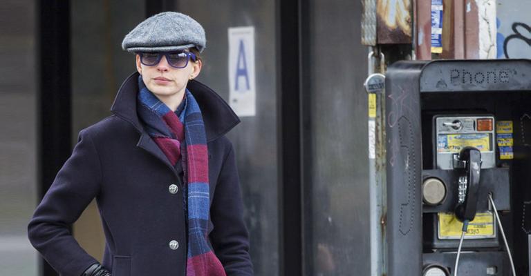 Anne Hathaway passeia com seu pet em Nova York