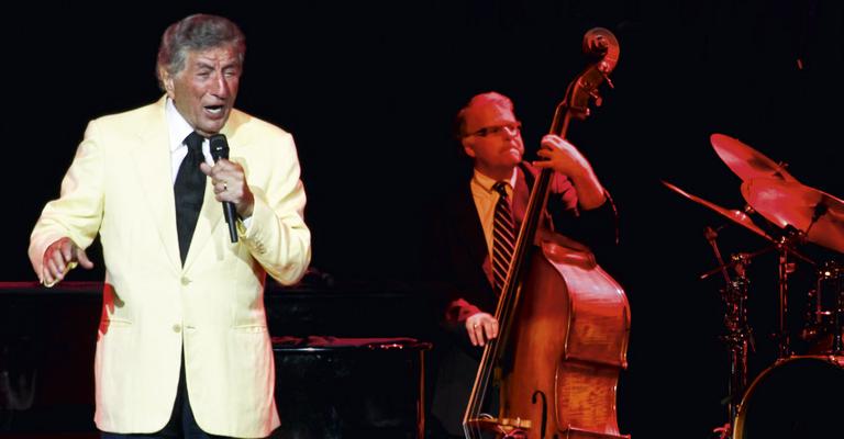 Tony Bennet emociona público durante show