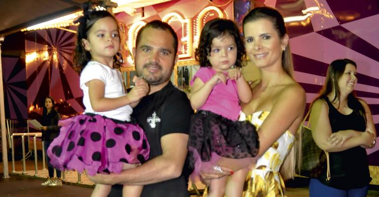 Luciano Camargo se diverte com as filhas no Circo Tihany Spetacular