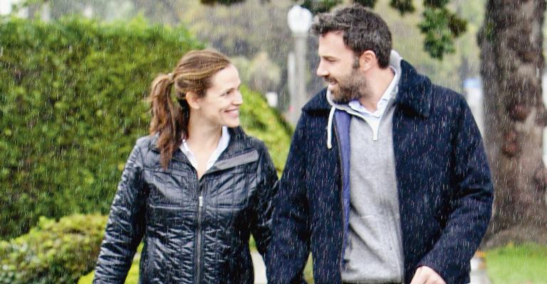 Em meio a chuva, Jennifer Garner e Ben Affleck passeiam por Los Angeles