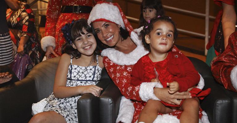 Vestida de mamãe noel, Scheila Carvalho se diverte com a filha e atriz mirim do elenco de ‘Carrossel’