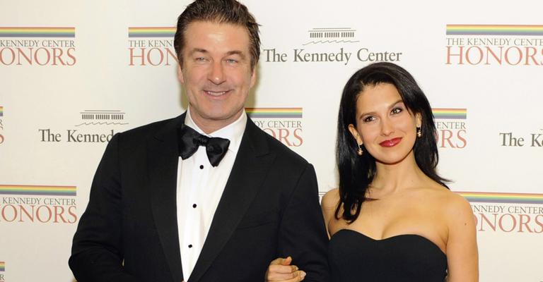 Alec Baldwin e sua Hilaria Thomas participam de jantar de gala