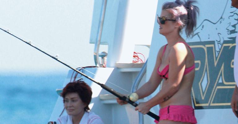 Kelly Osbourne curte pesca em iate no México