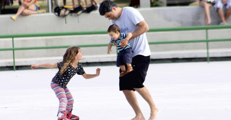 Eduardo Moscovis leva a filha Manuela para andar de patins