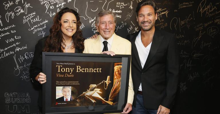 Tony Bennett recebe Disco de Ouro da cantora Ana Carolina