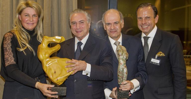 Esculturas de Bia Doria para Temer e Everton