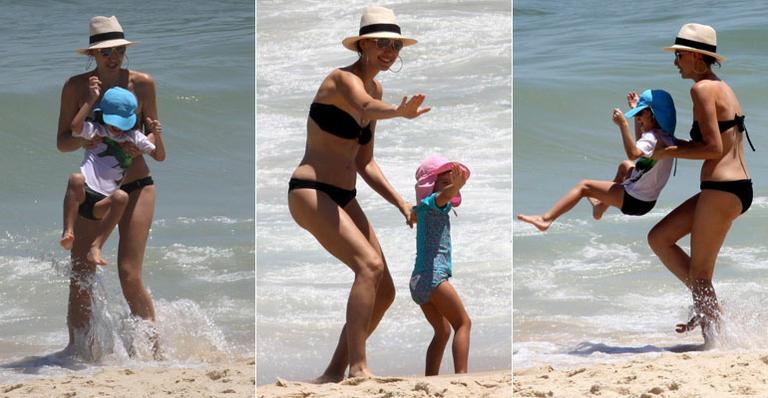 Michelle Alves curte praia com os filhos