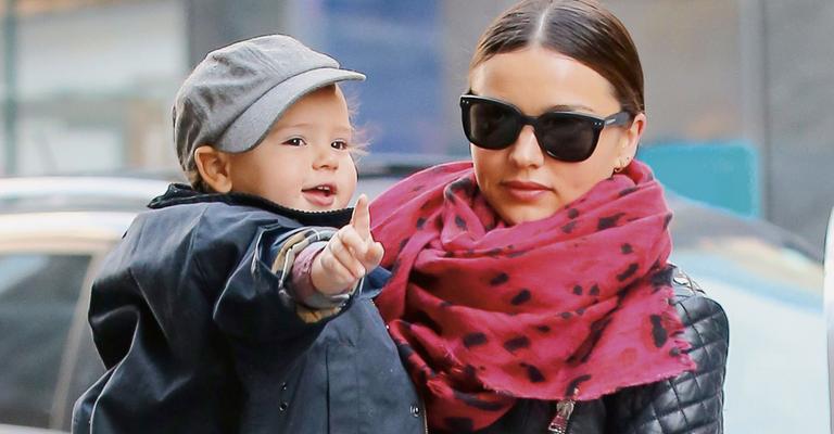 Miranda Kerr faz tour com o filho em Nova York
