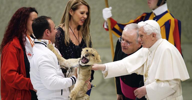 Bento XVI leva o circo ao Vaticano
