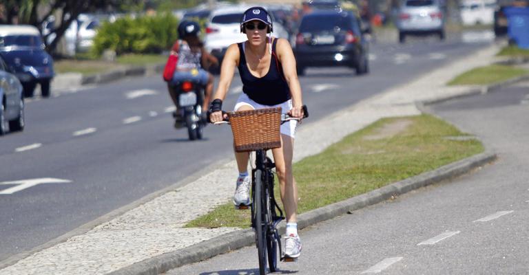 Christiane Torloni anda de bike na orla carioca