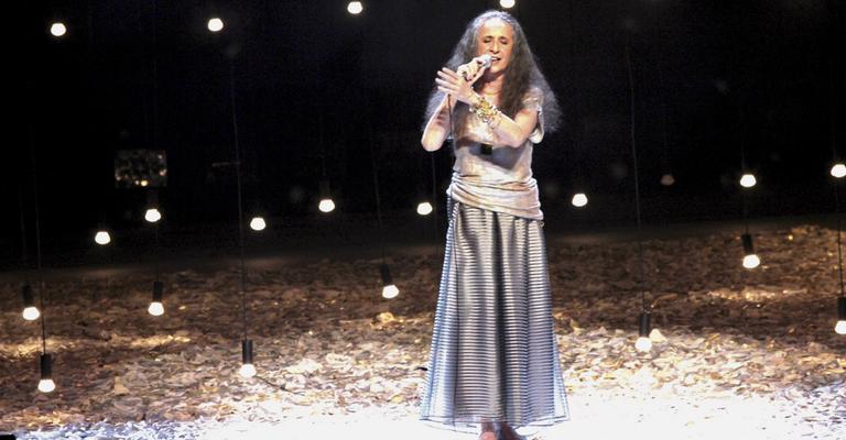 D. Canô tieta sua filha Maria Bethânia em show