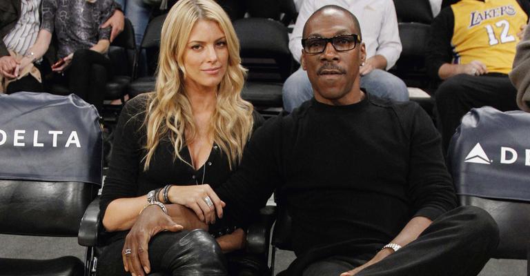 Eddie Murphy assiste à partida de basquete com a top Paige Butcher