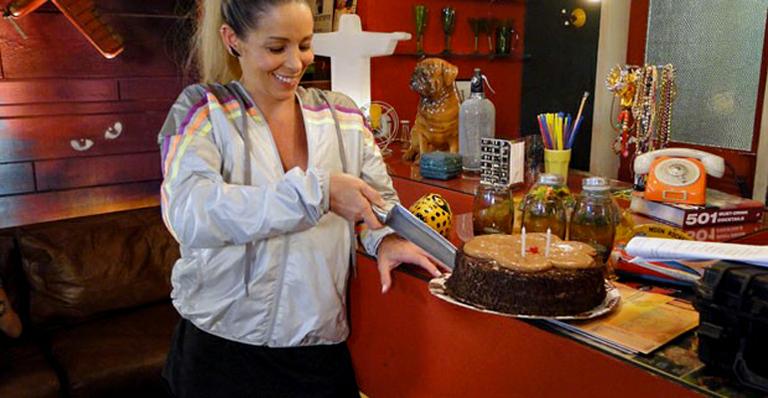 Danielle Winits ganha festa surpresa nos bastidores de ‘Malhação’