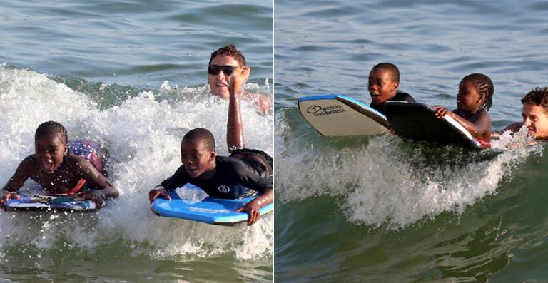 Filhos de Madonna, Mercy James e David Banda curtem dia em praia no Rio de Janeiro