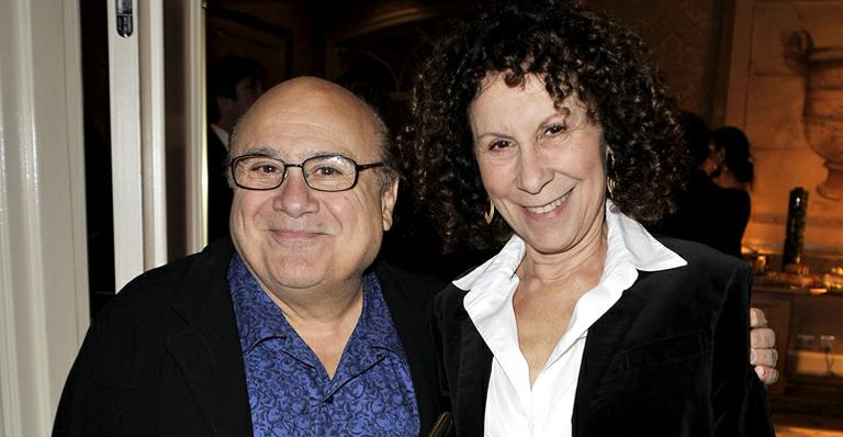 Reconciliados, Danny DeVito e Rhea Perlman dão nova chance ao amor