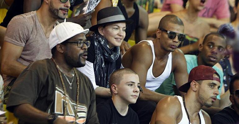 Madonna visita Fundação AfroReggae, no Rio, com o filho e o namorado