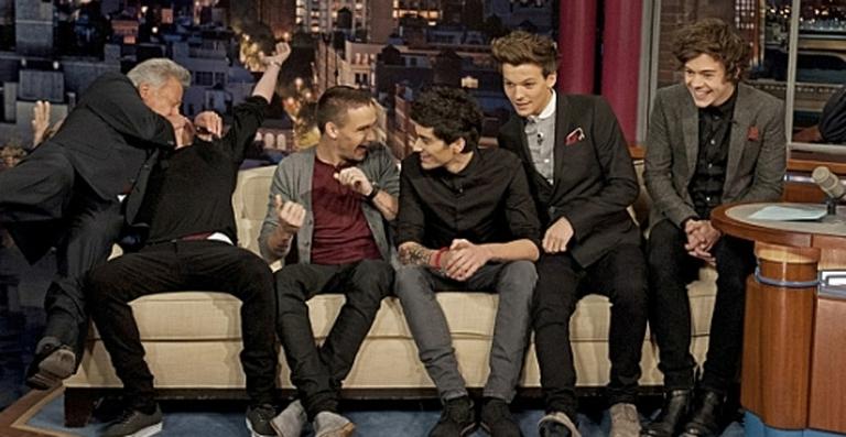Dustin Hoffman rouba beijo na boca de integrante do One Direction