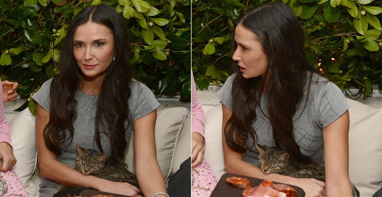 Demi Moore encontra gato na rua e leva a evento da Chanel
