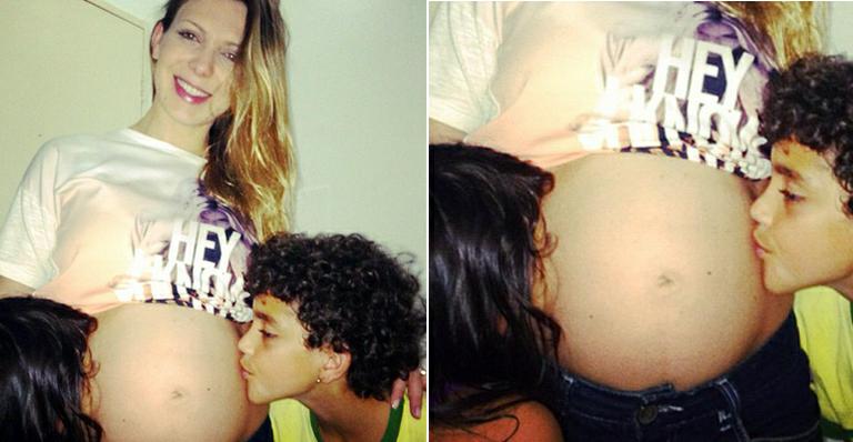 Grávida de seis meses, Sheila Mello exibe barrigão e recebe mimo da família