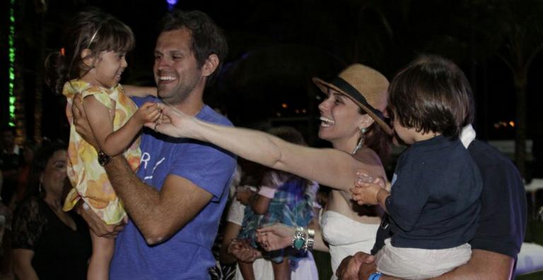 Giovanna Antonelli leva gêmeas para evento esportivo