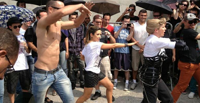Nos bastidores do show, Patrícia Abravanel arrisca passos de Madonna