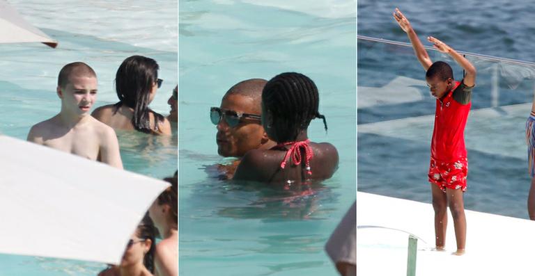 Filhos de Madonna, Rocco, David e Mercy curtem dia na piscina de hotel