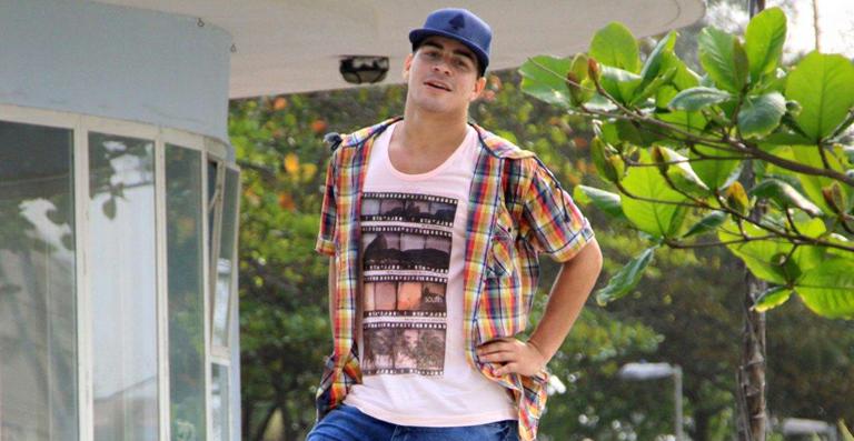 Thiago Martins viverá piloto em ‘Flor do Caribe’ mas confessa: ‘tinha medo de avião’