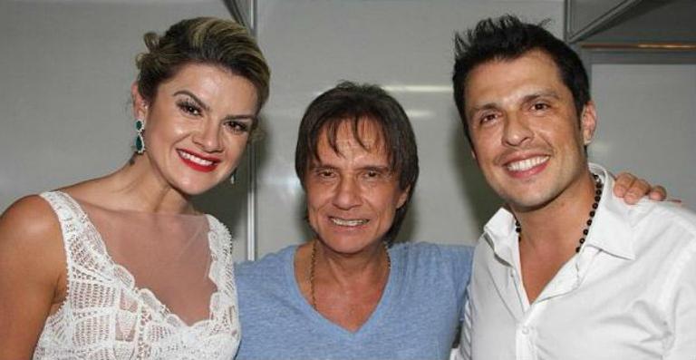 Dia de tiete: Mirella Santos e Ceará tiram foto com o Rei Roberto Carlos