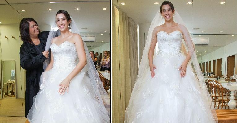 Martha Medeiros entrega o vestido da capa do Anuário CARAS Noivas à vencedora do concurso cultural