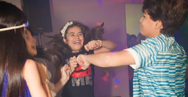 Maisa dança ‘Gangnam Style’ com Lucas Santos em festa de aniversário do colega
