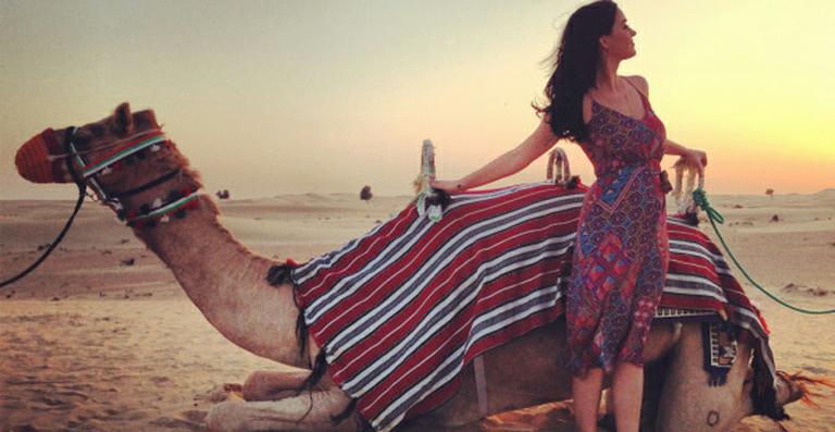 Katy Perry descansa em Dubai e posa com camelo
