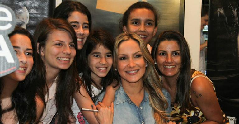 Claudia Leitte atrai fãs em tarde de autógrafo de seu novo álbum ‘Nega Lora’, em São Paulo