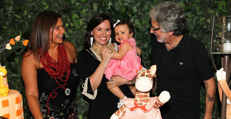 Mariana Belém faz festa com a filha e os pais para lançar blog com dicas de maternidade