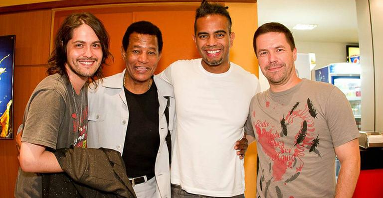 Jair Rodrigues e os filhos conferem exibição de projeto sobre Elis Regina