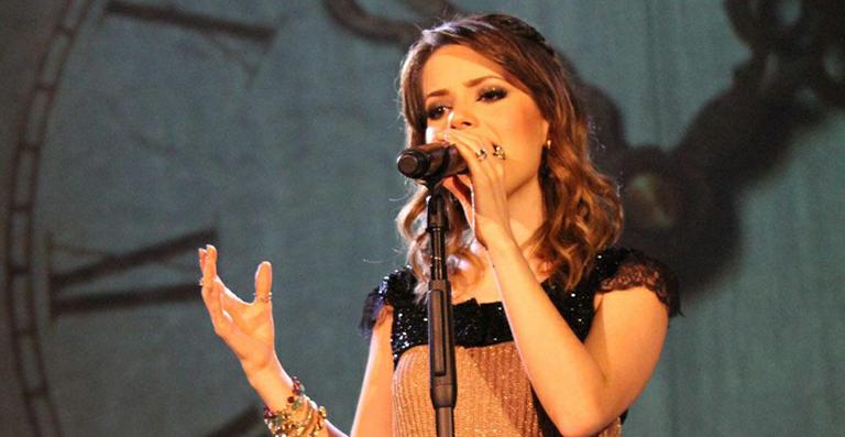 Sandy quer continuar se dividindo entre as carreiras de cantora e atriz