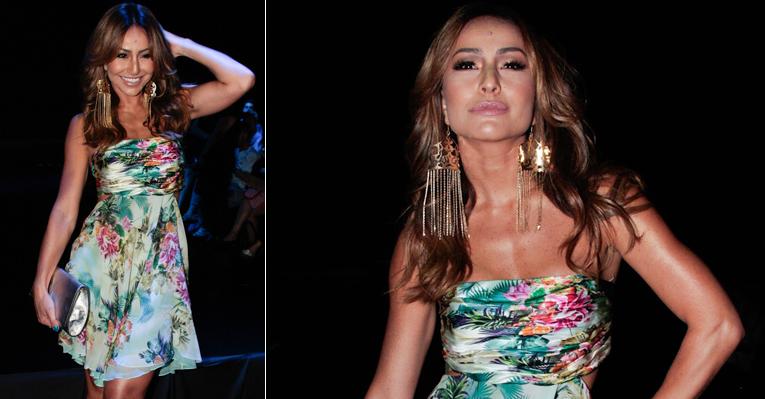 De tomara que caia florido, Sabrina Sato assiste a desfile em São Paulo