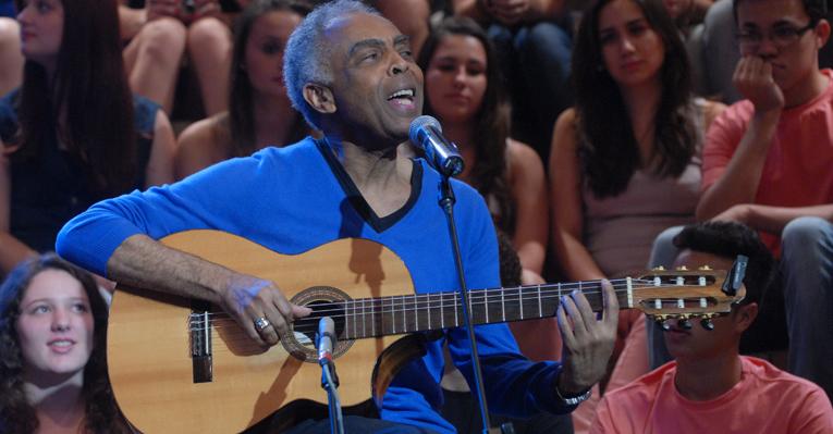 Gilberto Gil canta sucessos acompanhado de seu violão no ‘Altas Horas’