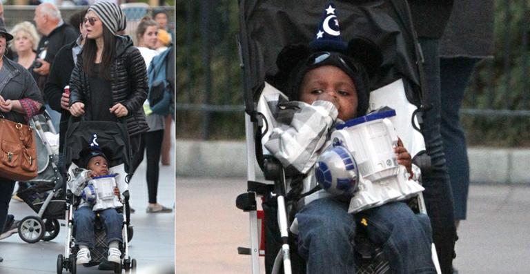 Sandra Bullock leva o filho a parque da Disney em pleno mês de Natal
