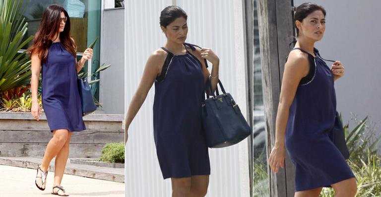 No início da gravidez, Juliana Paes desfila com vestidinho solto