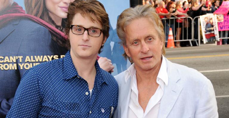 Filho de Michael Douglas é agredido na prisão