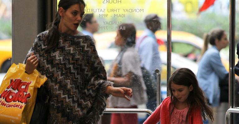 Katie Holmes gasta R$ 100 mil em presentes de Natal para Suri