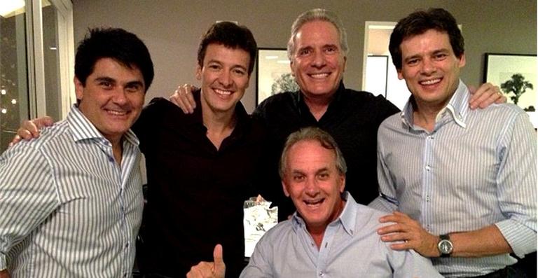 Faustão reúne colegas da imprensa em noite de pizza