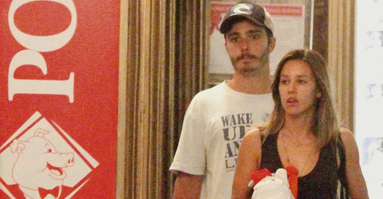 Thiago Rodrigues deixa restaurante acompanhado do herdeiro e da mulher