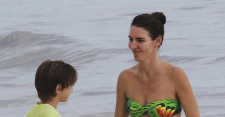 Glenda Kozlowski curte praia com o filho caçula