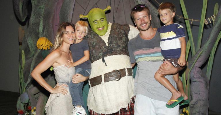 Fê Lima e Rodrigo Hilbert levam os gêmeos ao musical ‘Shrek’
