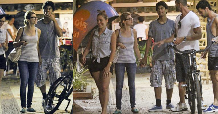 Antonia Fontenelle passeia com o filho e encontra amigos no Leblon