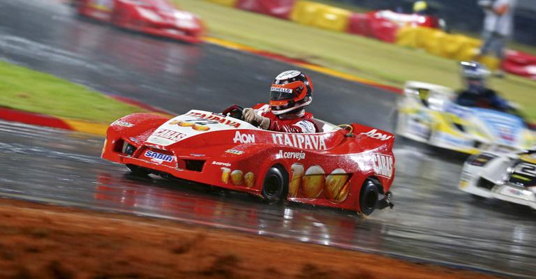 Rubens Barrichello acelera na chuva
