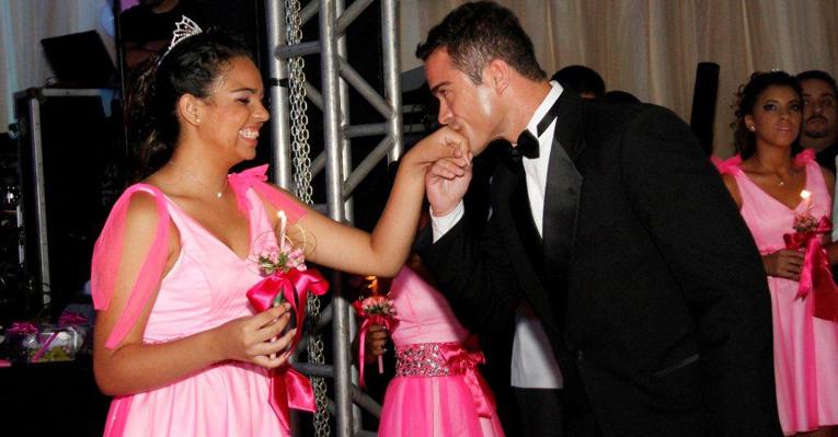Animado, Sidney Sampaio brilha em baile de debutante