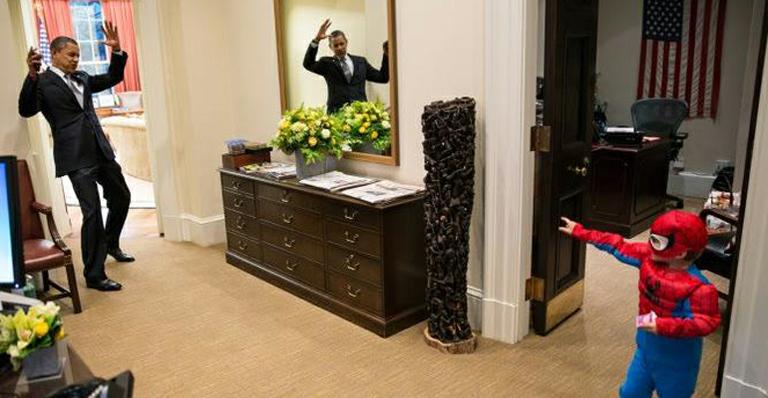 Eleito Personalidade do Ano, Barack Obama ‘se assusta’ com Homem Aranha