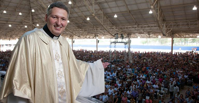 Padre Marcelo reza missas de fim de ano ao vivo na Globo